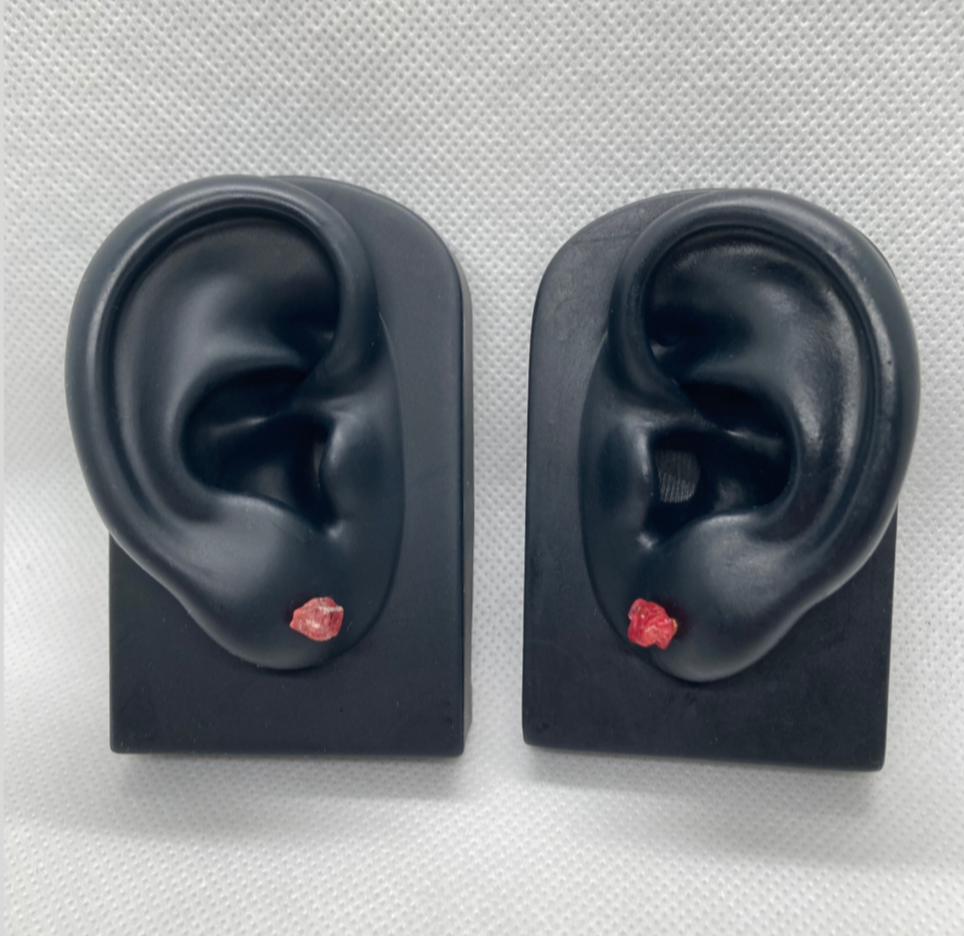 レッドスピネルラフミニピアス