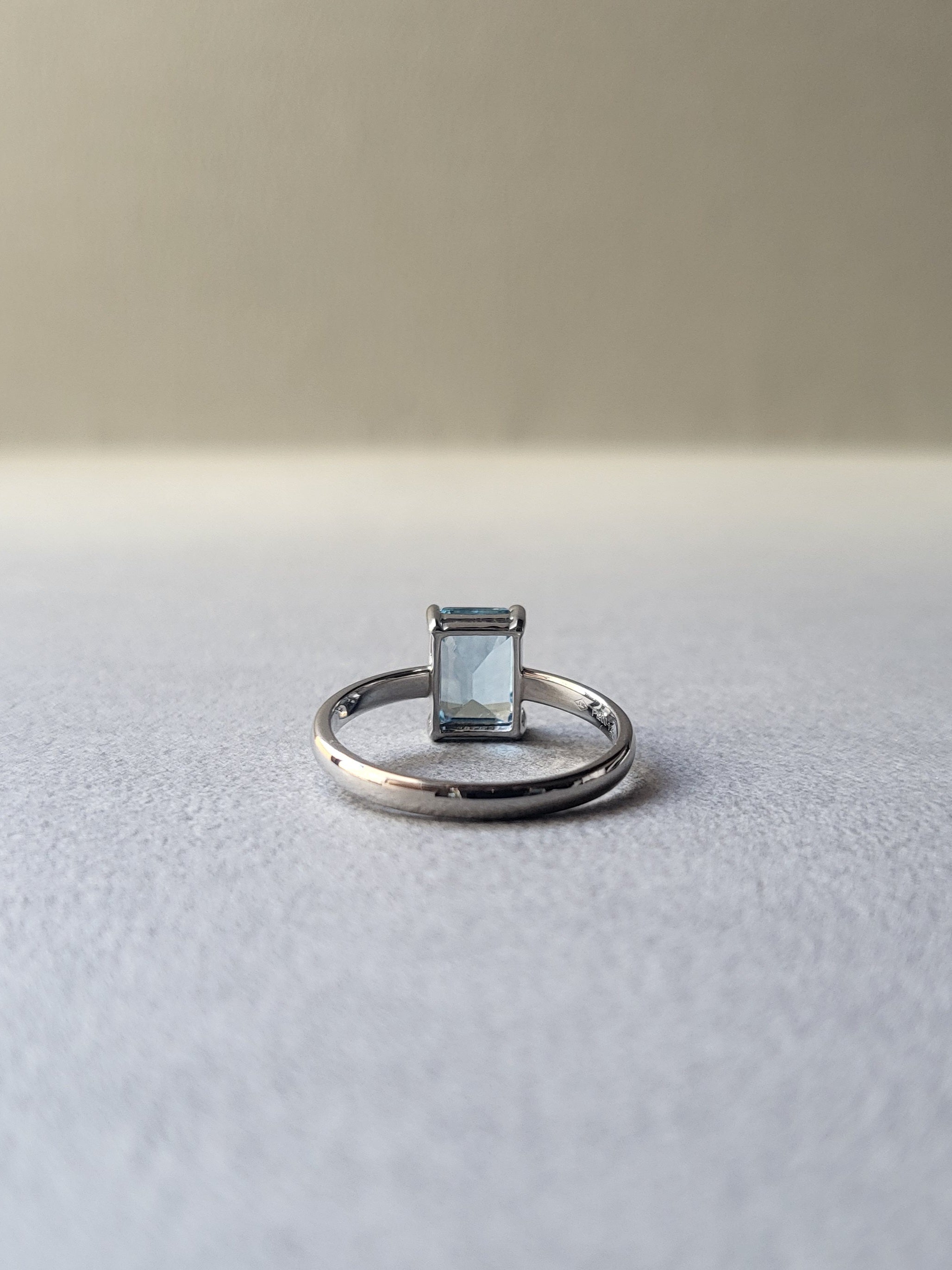 エシカルアクアマリンエメラルドカットリング（Pt） – Jewellery
